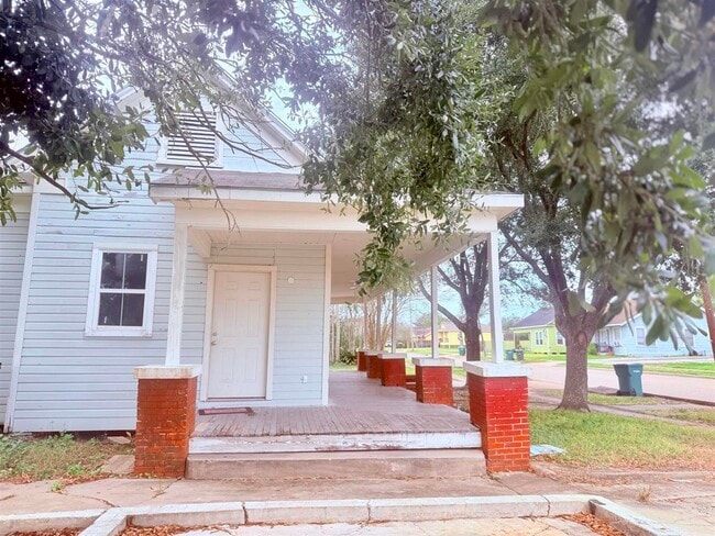 2105 Laurel Ave in Beaumont, TX - Building Photo - Building Photo