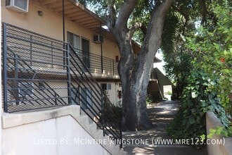 731 W Foothill Blvd in Monrovia, CA - Foto de edificio - Building Photo