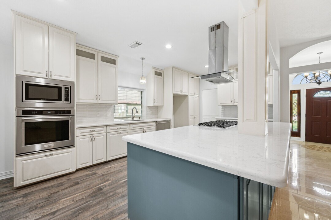 10323 Otter Cir in Baytown, TX - Foto de edificio