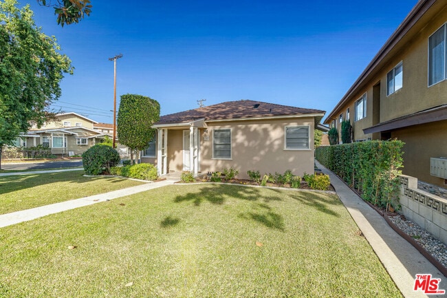 340 N Monterey St in Alhambra, CA - Foto de edificio - Building Photo