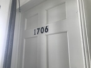 1706 Scott Rd, Unit 1706 in Burbank, CA - Foto de edificio - Building Photo