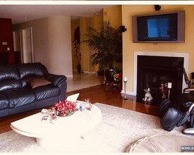 8C Cove Ln in North Bergen, NJ - Building Photo - Building Photo