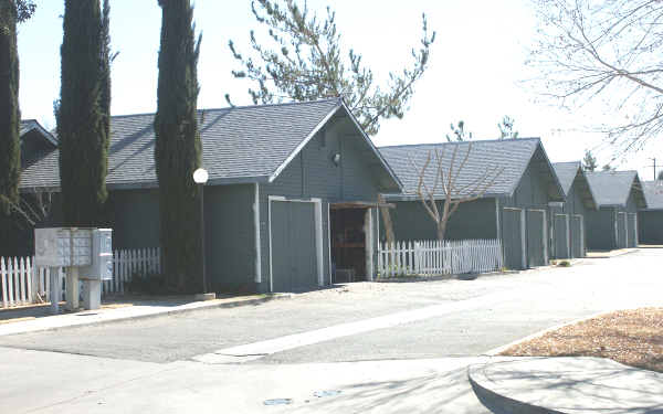 504 W Avenue J4 in Lancaster, CA - Building Photo - Building Photo