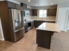 1090 S New Oak Ln in East Wenatchee, WA - Building Photo