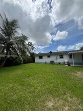 6255 SW 62nd Ct in South Miami, FL - Foto de edificio - Building Photo