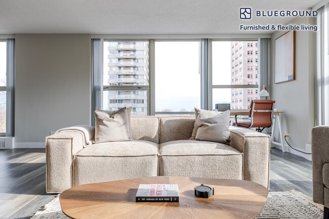 5600 N Sheridan Rd in Chicago, IL - Foto de edificio - Building Photo