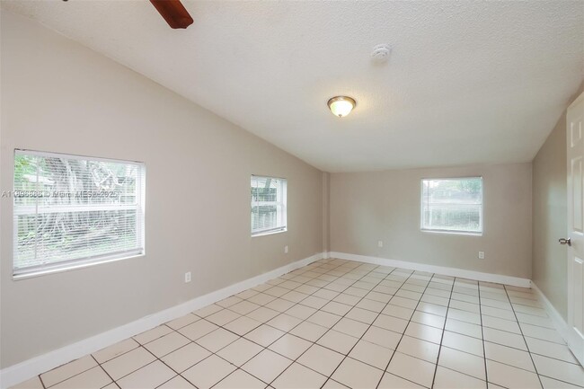 5740 Douglas St in Hollywood, FL - Building Photo - Building Photo