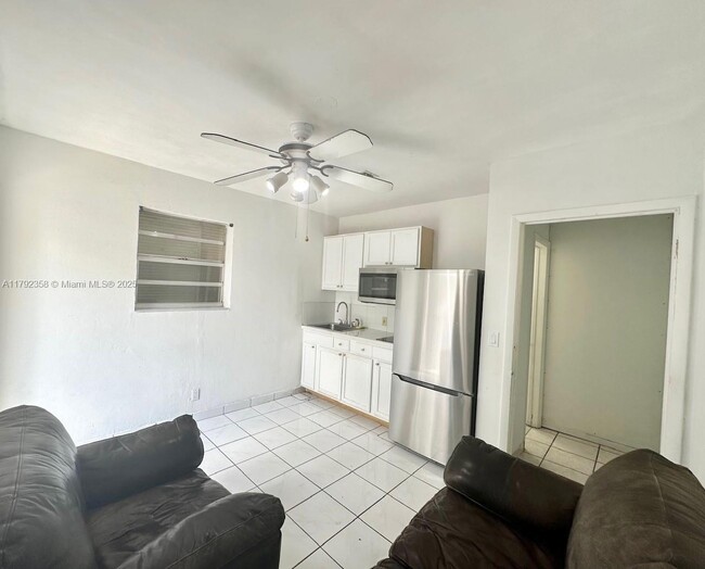 1040 N 73rd Way in Hollywood, FL - Foto de edificio - Building Photo