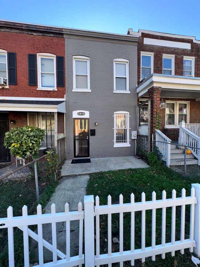 1819 Gales St NE in Washington, DC - Foto de edificio - Building Photo