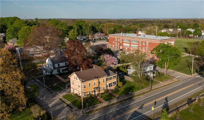 137 1st Ave in East Greenwich, RI - Building Photo - Building Photo