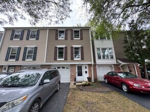 1992 Holbrook Ln in Hoffman Estates, IL - Building Photo - Building Photo