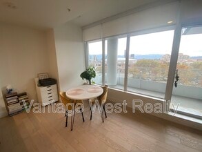 1181-1181 Sunset Dr in Kelowna, BC - Building Photo - Building Photo
