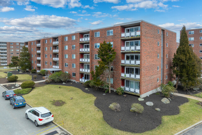 Hill Estates in Belmont, MA - Foto de edificio - Primary Photo