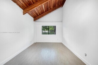 1050 NE 129th St in North Miami, FL - Building Photo - Building Photo