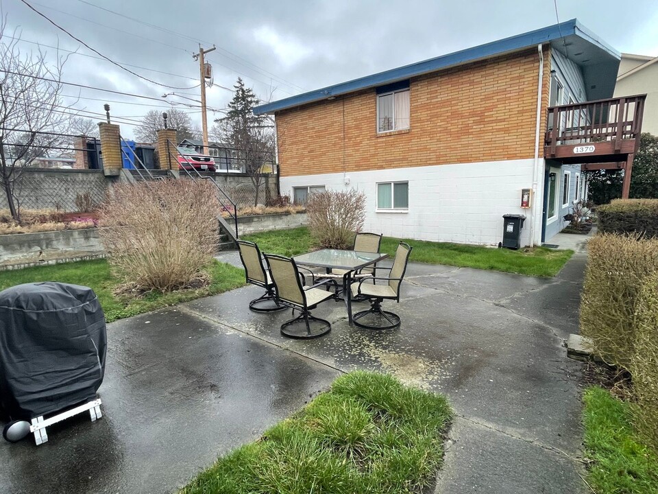 1321 SE 9th Ave in Oak Harbor, WA - Foto de edificio