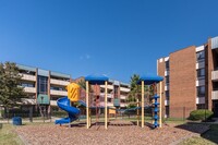 Courts at Walker Mill Apartments in Capitol Heights, MD - Foto de edificio - Building Photo