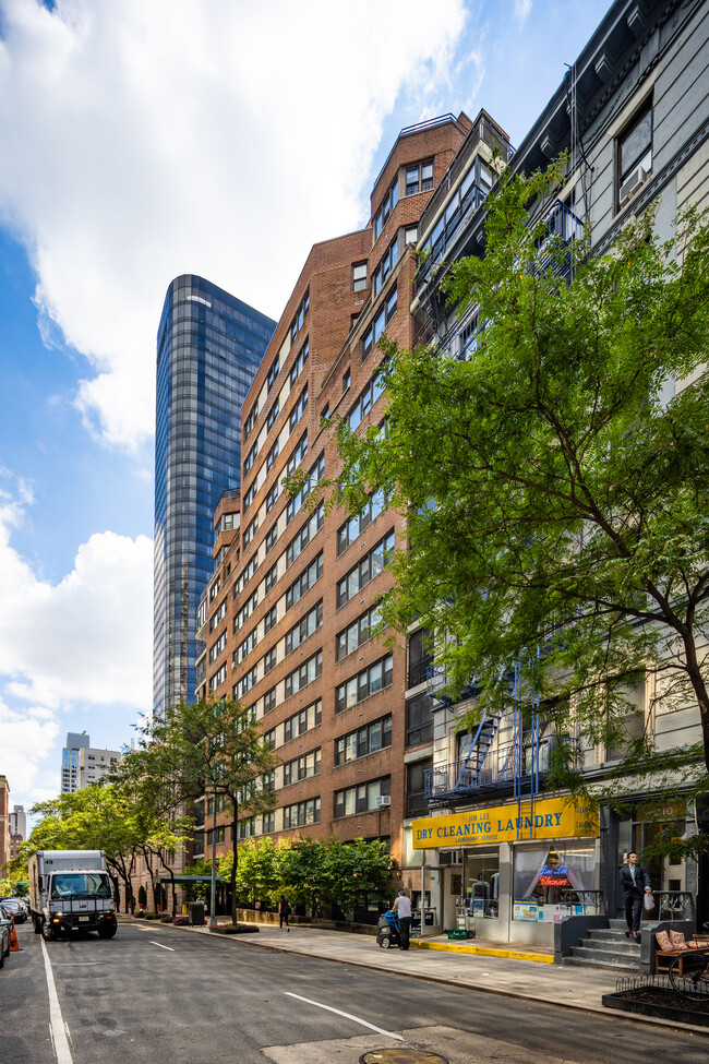 220 E 67th St in New York, NY - Foto de edificio - Building Photo