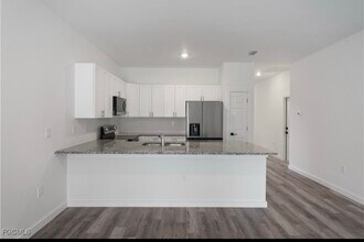 1027 Meadow Rd in Lehigh Acres, FL - Foto de edificio - Building Photo