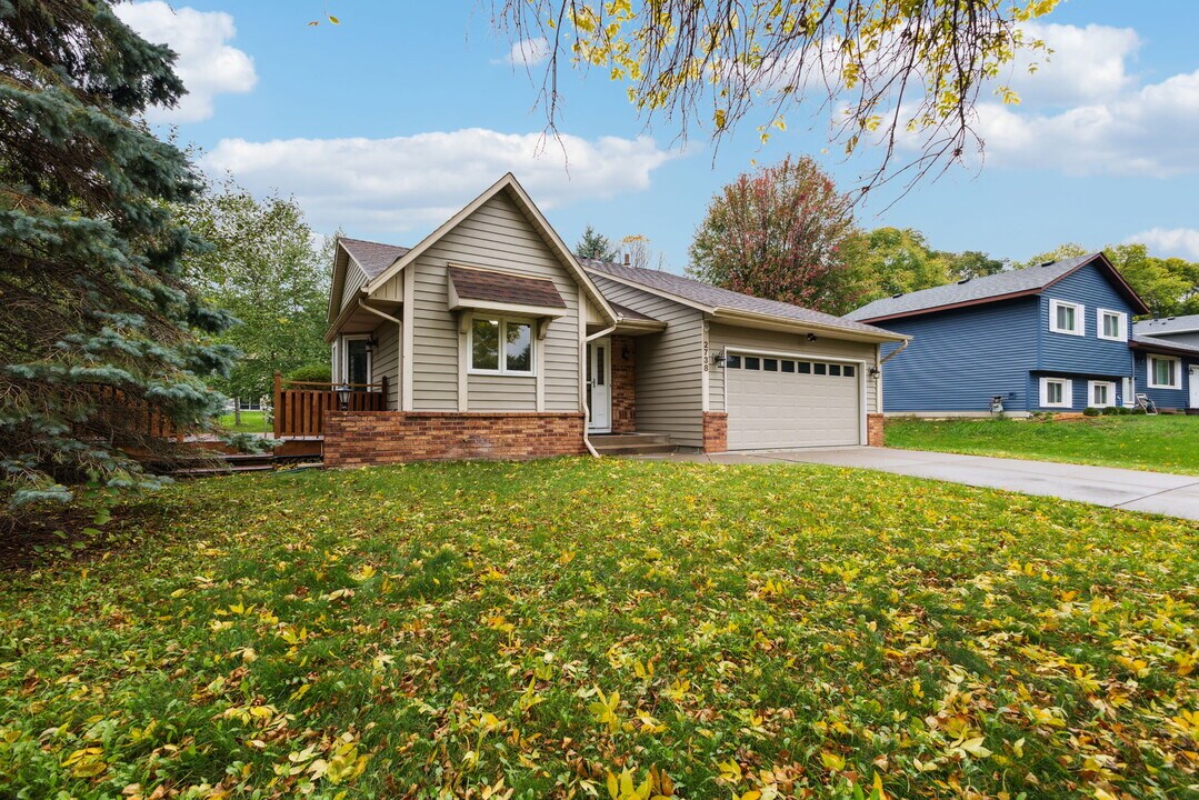 2738 Chertsey Dr in Woodbury, MN - Building Photo