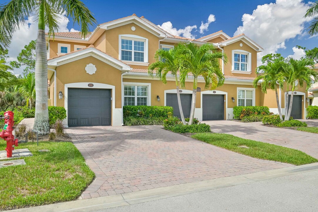 18324 Creekside Preserve Loop in Ft. Myers, FL - Building Photo