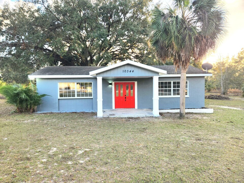 10344 E Hwy 25 in Belleview, FL - Building Photo