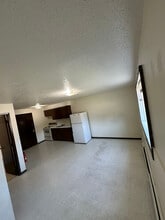 320 Oak Ave N in Thief River Falls, MN - Building Photo - Building Photo