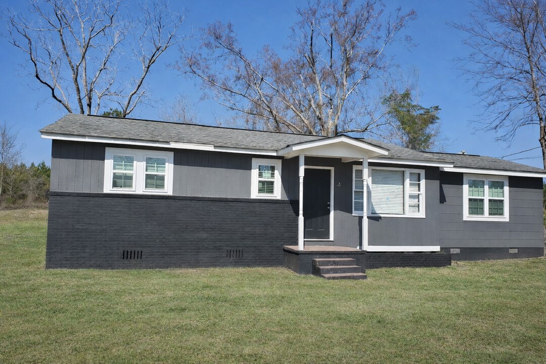 450 E Church St in Mount Vernon, GA - Building Photo