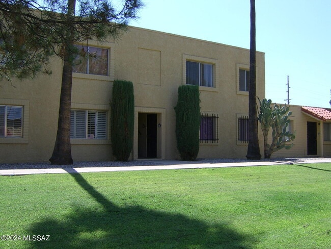 property at 810 S Kolb Rd