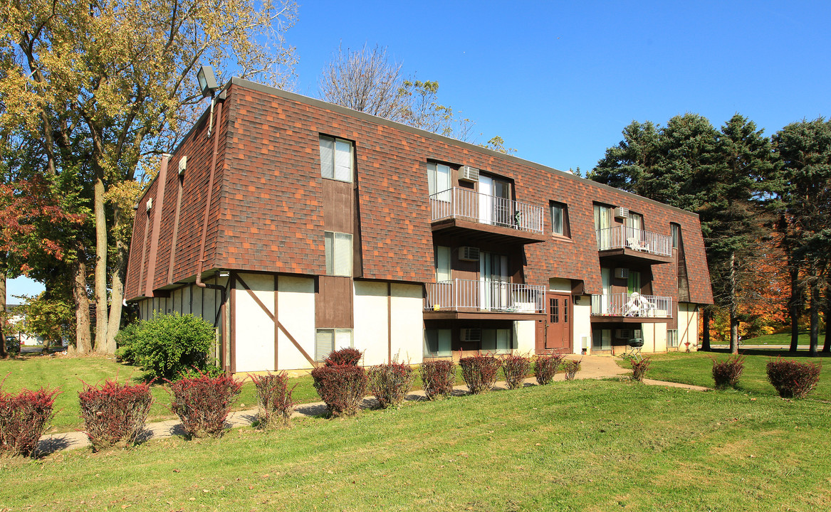 Pinegrove Apartments in Elyria, OH - Foto de edificio