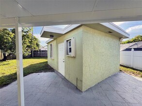 1400 N 70th Way in Hollywood, FL - Foto de edificio - Building Photo