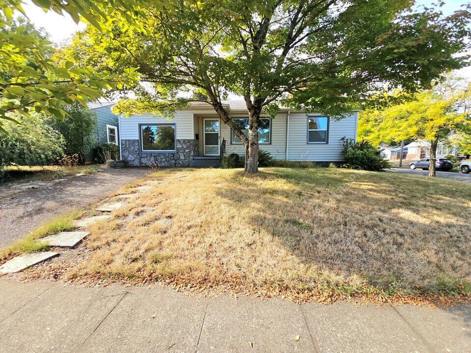 7037 N Monteith Ave in Portland, OR - Building Photo