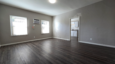 1140 E Elk Ave-Unit -7 in Glendale, CA - Foto de edificio - Building Photo