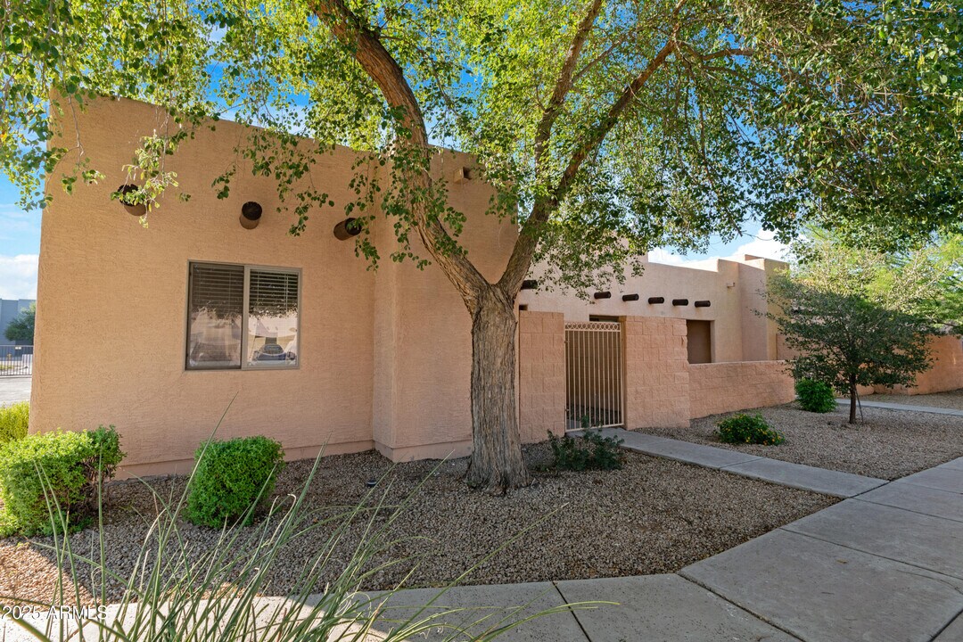8940 W Olive Ave in Peoria, AZ - Building Photo