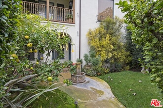 607 N Kilkea Dr in Los Angeles, CA - Building Photo - Building Photo