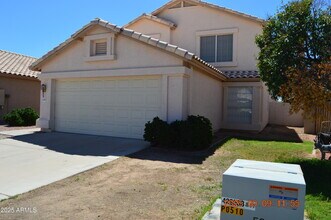 4151 E Silverwood Dr in Phoenix, AZ - Foto de edificio - Building Photo