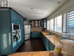 500 Huntingwood Dr in Toronto, ON - Building Photo - Building Photo