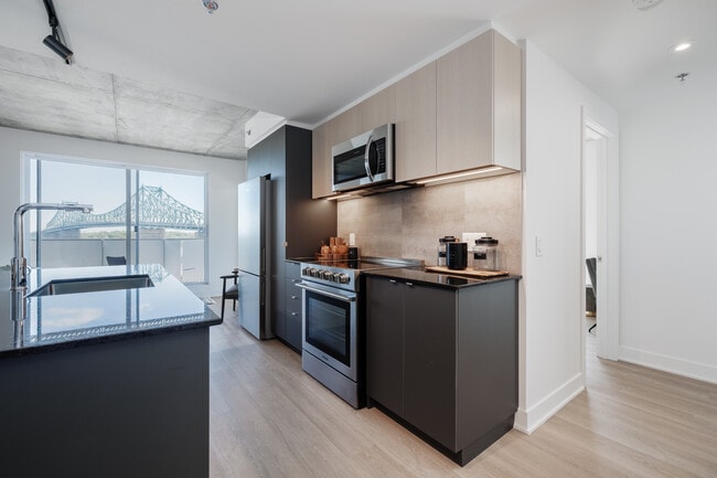 Esplanade Cartier in Montréal, QC - Building Photo - Interior Photo