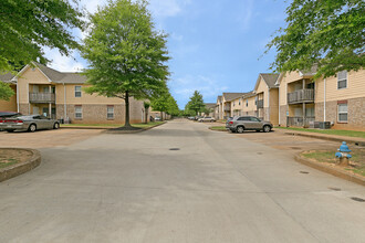 Parkview Apartments in Jackson, TN - Building Photo - Building Photo