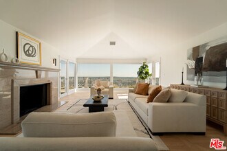 8527 Hedges Way in Los Angeles, CA - Building Photo - Building Photo