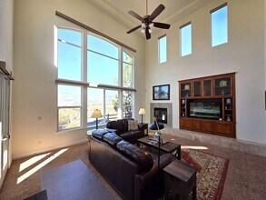 1925 Champion Hills Dr in Reno, NV - Foto de edificio - Building Photo