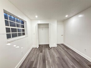 132 NW 32nd Ct in Miami, FL - Foto de edificio - Building Photo
