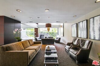 7250 Franklin Ave in Los Angeles, CA - Foto de edificio - Building Photo