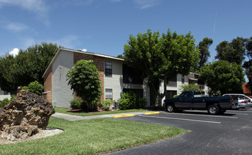 Seville Apartments in Ft. Myers, FL - Foto de edificio - Building Photo