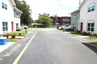 5712 Townhouse Dr in New Port Richey, FL - Building Photo - Building Photo