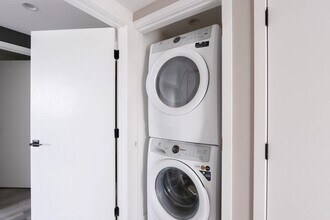 11155 Huston St, Unit 306 in Los Angeles, CA - Building Photo - Building Photo