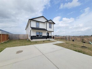2731 Rd 5724 in Cleveland, TX - Building Photo - Building Photo