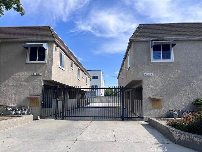 11254 Oxnard St in Los Angeles, CA - Building Photo - Building Photo