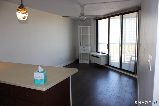 140 Captain Thomas Blvd in West Haven, CT - Building Photo - Building Photo