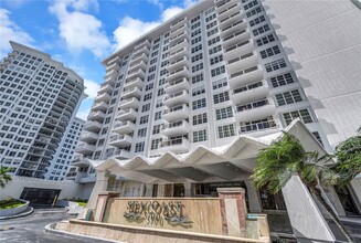 5700 Collins Ave, Unit 4 in Miami Beach, FL - Foto de edificio - Building Photo