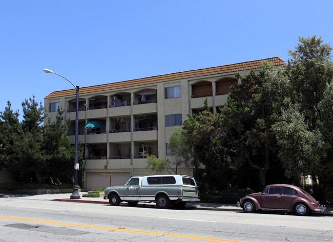 500 Redondo Ave in Long Beach, CA - Foto de edificio - Building Photo